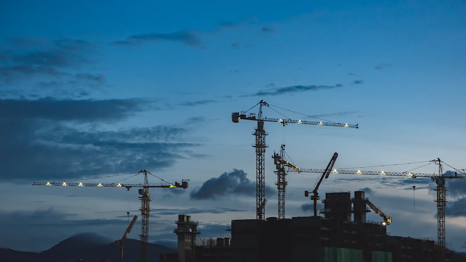 Grues de chantier au-dessus d’immeubles en construction