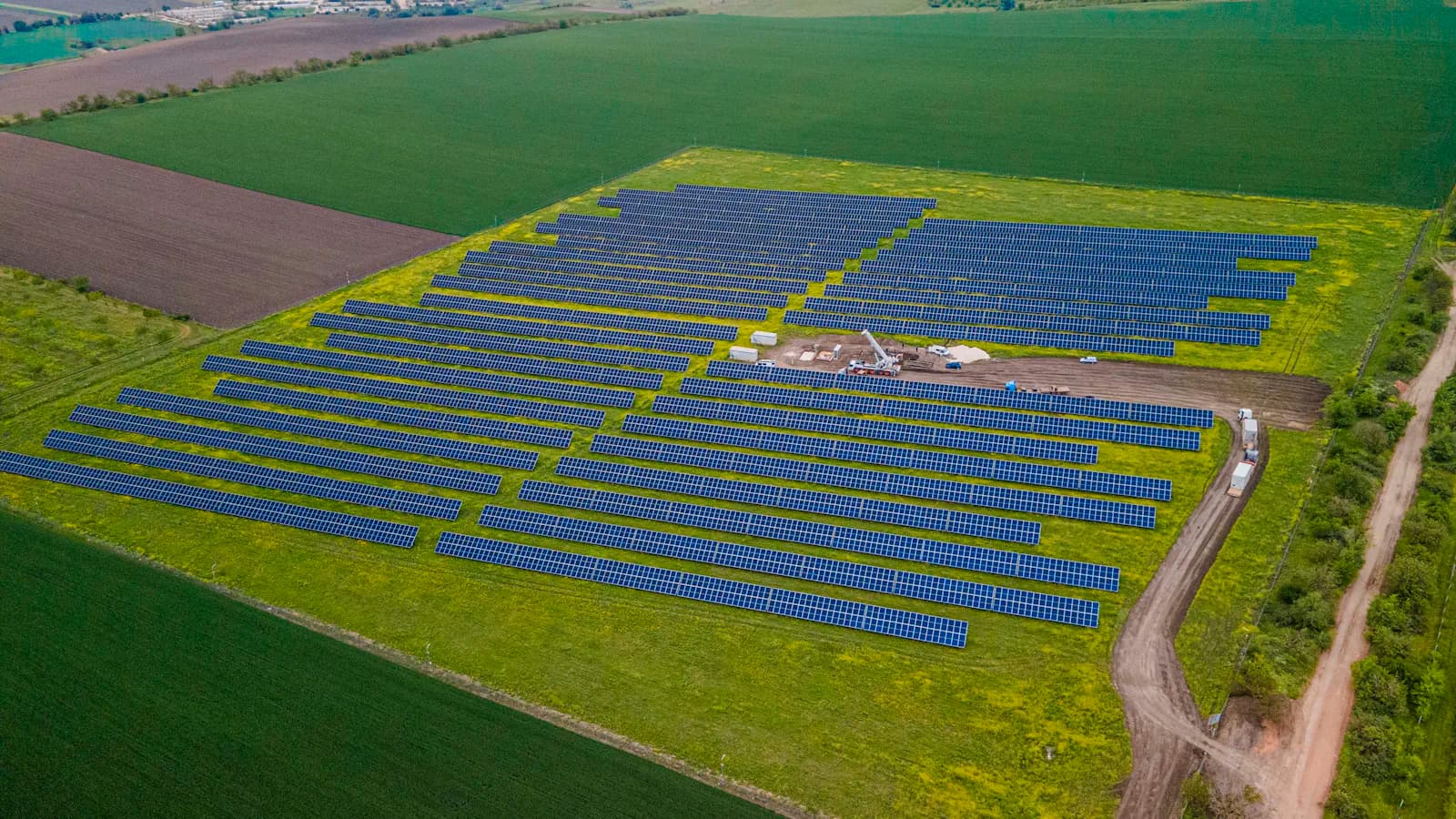 Vue aérienne d’une centrale solaire au milieu de champs