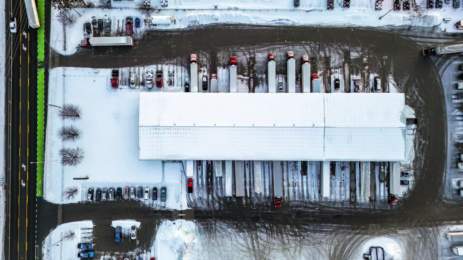 Vue aérienne d’un entrepôt logistique et de ses camions